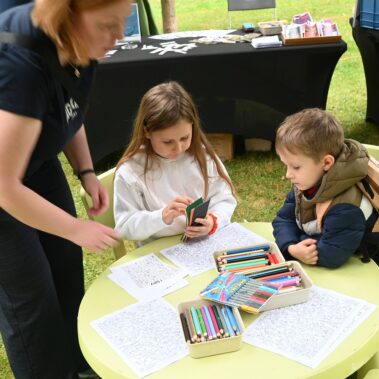 W towarzystwie bibliotekarki dzieci zaczynają prace plastyczne