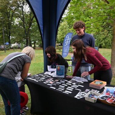 Stoisko biblioteki, młody uczestnik bierze udział w konkursie literackim