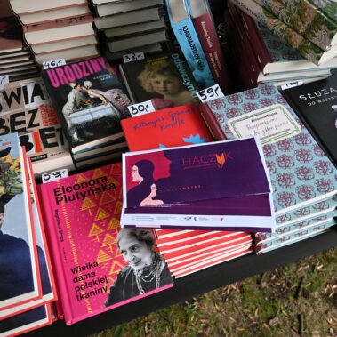 Na stoliku leżą książki do kupienia