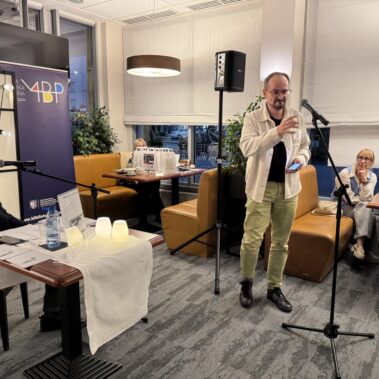 Uczestnik przemawia i Krzysztof Siwczyk słucha