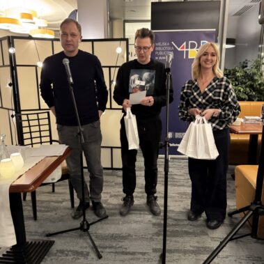 Krzysztof Siwczyk i uczestnik z nagrodą i bibliotekarka