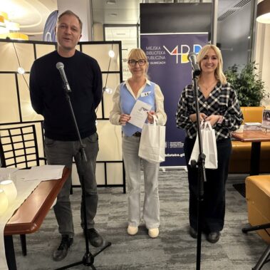 Krzysztof Siwczyk i uczestniczka z nagrodą i bibliotekarka