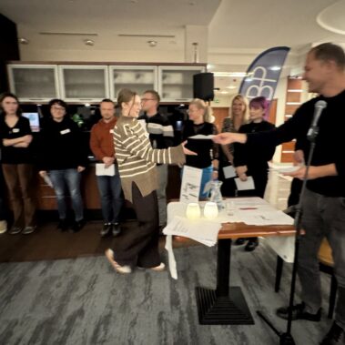 Uczestniczka otrzymuje kartkę od Krzysztofa Siwczyka
