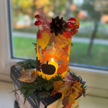 Jesienny lampion z słoika i liśćmi.