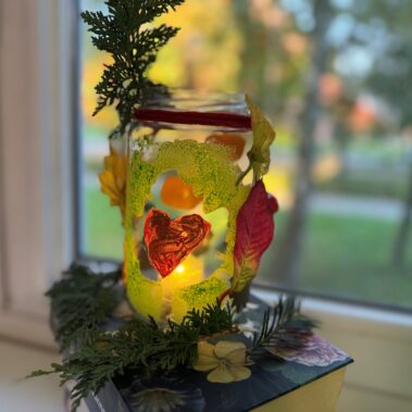 Jesienny lampion z słoika i liśćmi.