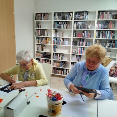 Seniorki przy pracy plastycznej