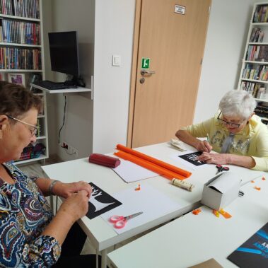 Seniorki przy pracy plastycznej