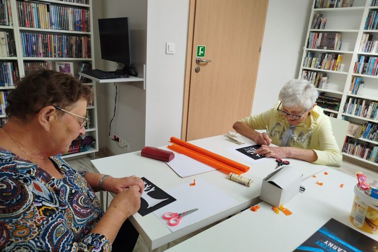 Seniorki przy pracy plastycznej