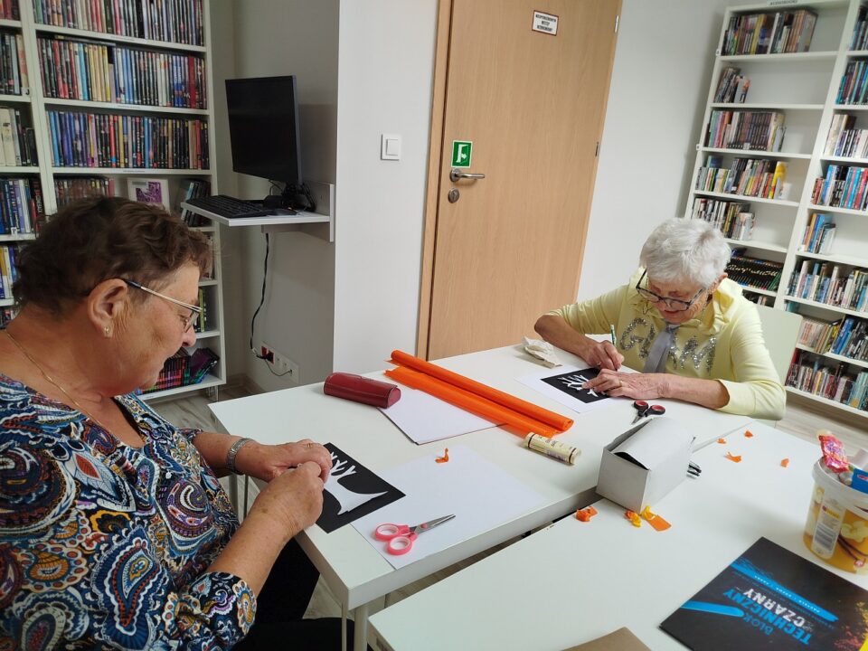 Seniorki przy pracy plastycznej
