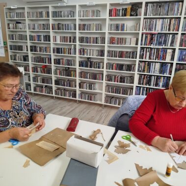 Seniorki przy pracy plastycznej