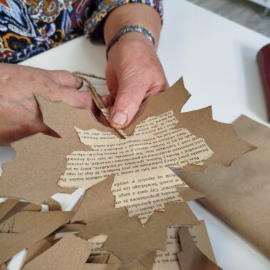 Liść z kartonu z przyklejonym kawałkiem papieru w kształcie liści