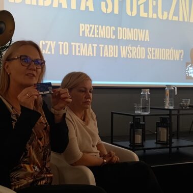 Pani pokazuje kartkę