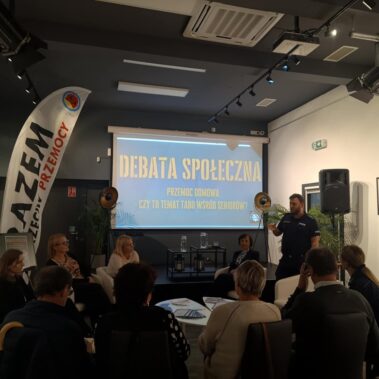 Policjant omawia gościom