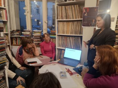 Agnieszka Zientarska wykłada uczestniczkom