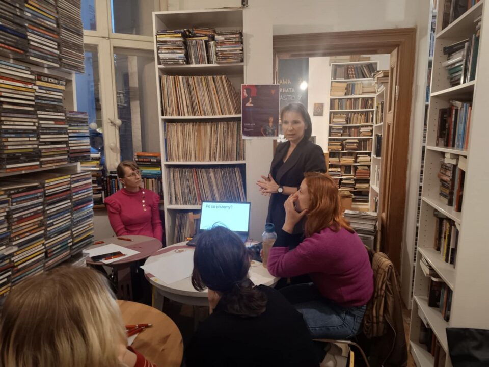 Agnieszka Zientarska wykłada uczestniczkom