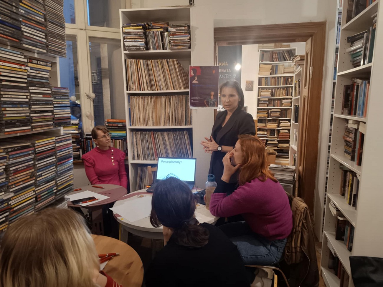 Agnieszka Zientarska wykłada uczestniczkom