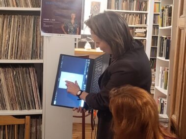Agnieszka Zientarska coś pokazuje na ekranie laptopa