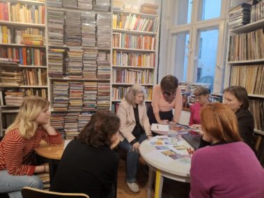Agnieszka Zientarska rozdaje kartki tematyczne