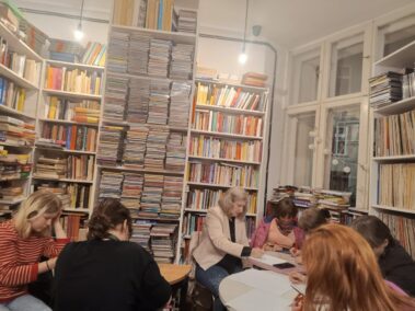 Uczestniczki piszą na kartkach