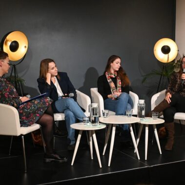 Na scenie siedzą konferansjerka, Weronika Murek, Antonina Tosiek i Justyna Wydra