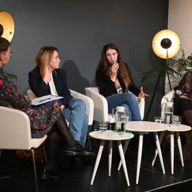 Na scenie siedzą konferansjerka, Weronika Murek, Antonina Tosiek i Justyna Wydra