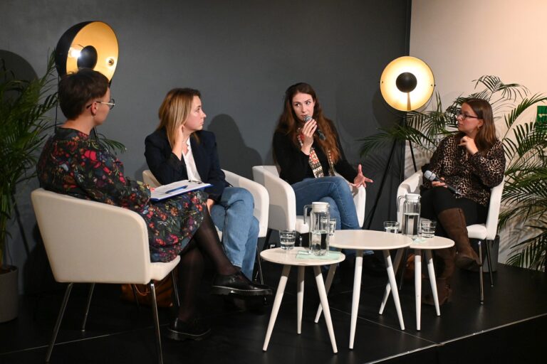 Na scenie siedzą konferansjerka, Weronika Murek, Antonina Tosiek i Justyna Wydra