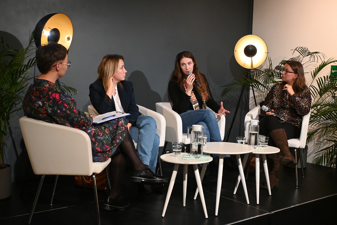 Na scenie siedzą konferansjerka, Weronika Murek, Antonina Tosiek i Justyna Wydra