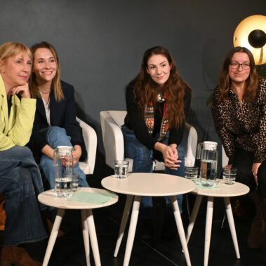 Zdjęcie pamiątkowe z uczestniczkami panelu