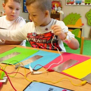 Chłopiec już gra, w lewej ręce ma założoną bransoletę z folii