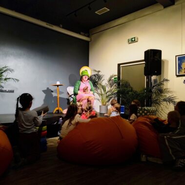 Na scenie clownka Ciocia Krysia opowiada dzieciom