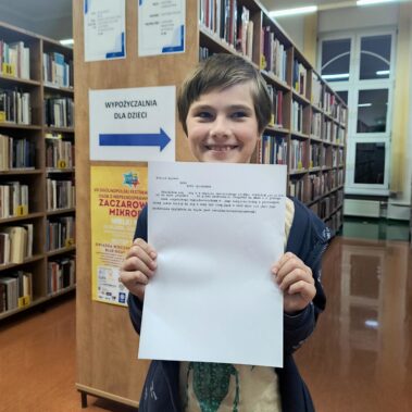 Czytelnik pokazuje efekt pisania na zwykłej maszynce do pisania