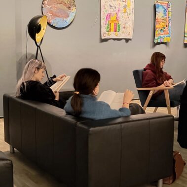 Reading Party w Bibliotece czyli Muzyka dla Książek — uczestnicy w spokoju czytają książki