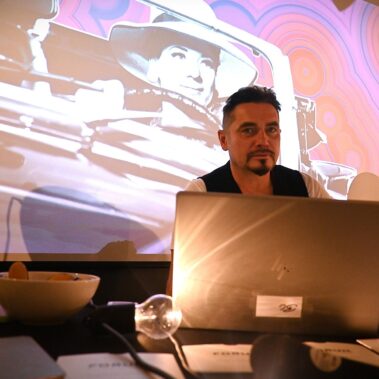 DJ za konsolą