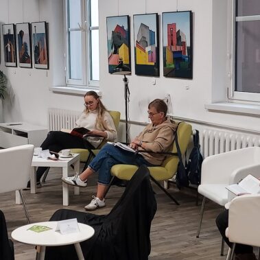 Czytelnicy w ciszy czytają książki - inne ujęcie