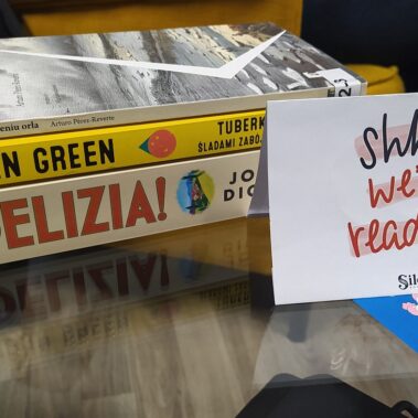 Na stoliku krtka "Shhh we're reading" i książki do czytania