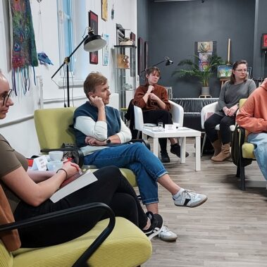Uczestnicy miedzy sobą rozmawiają o książce