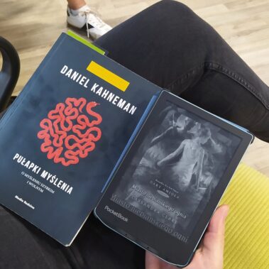 Książka "Pyłapki myślenia" i książka w ebooku "Miasto niebiańskiego ognia"