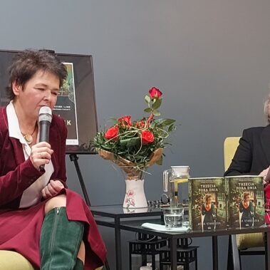 Alina Staneczek i prowadząca spotkanie Beata Dżon-Ozimek
