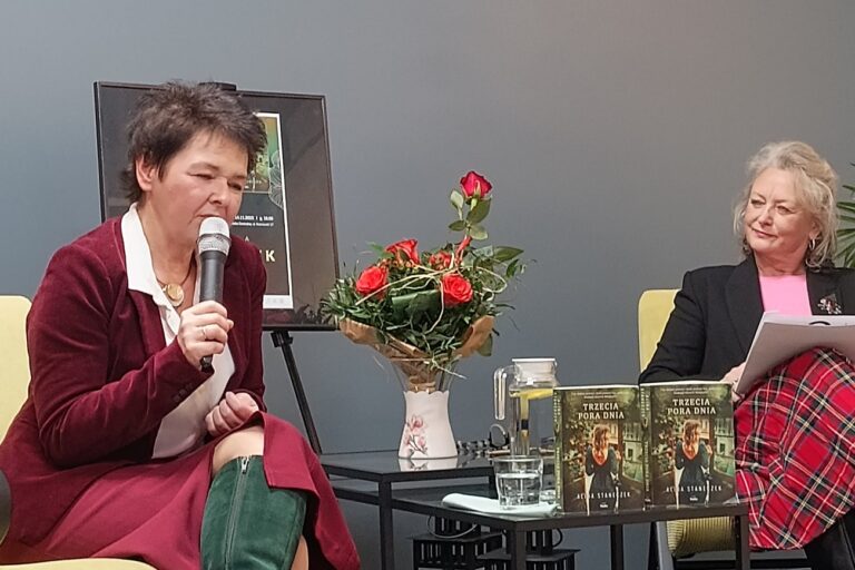 Alina Staneczek i prowadząca spotkanie Beata Dżon-Ozimek
