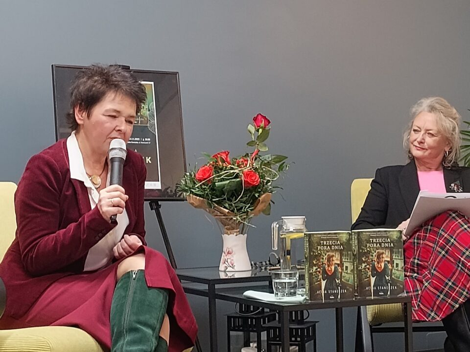 Alina Staneczek i prowadząca spotkanie Beata Dżon-Ozimek