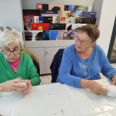 Seniorki lepią masę solną