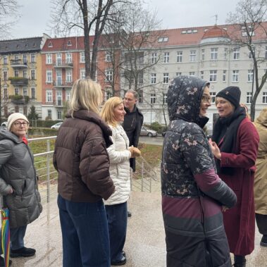 To już początek spaceru, uczestnicy gromadzą się na tarasie biblioteki