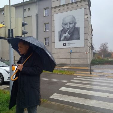 Teatr, na ścianie wisi duży afisz Tadeusza Różewicza i Krzysztof Siwczyk
