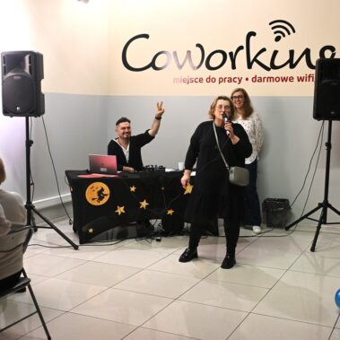 Konferansjerka wita gości i DJ przy stole montażowym