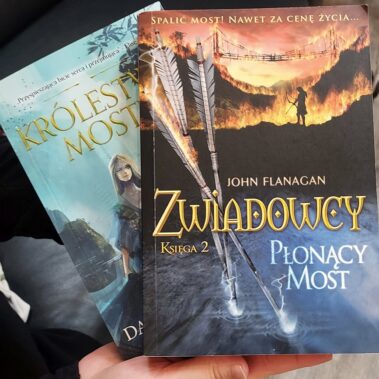 Książki "Zwiadowcy - Płonący most" i "Królestwo mostu"