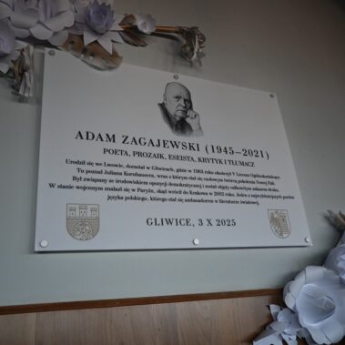 Tablica pamiątkowa poświęcona Adamowi Zagajewskiemu w V Licem Ogólnokształcącym