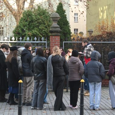 Uczestnicy na ulicy Dolnych Wałów przed Muzeum Caro