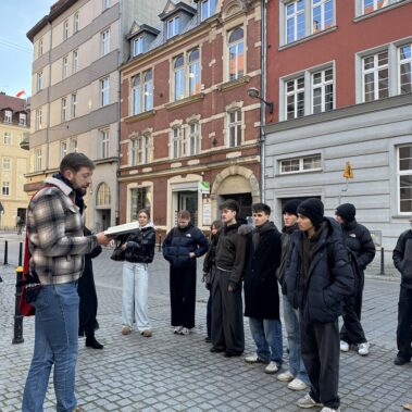 Uczestnicy na ulicy Dolnych Wałów przed Muzeum Caro