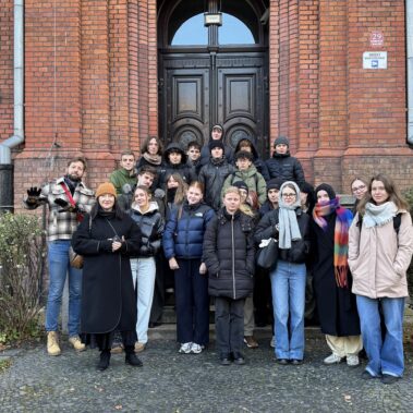 Pamiątkowe zdjęcie przed V Liceum Ogólnokształcącym