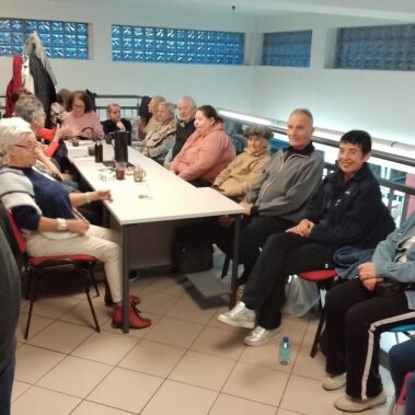 Seniorzy siedzą słuchają